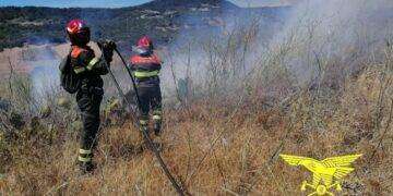 Fiamme a Dualchi e Sarroch, intervento dell’elicottero del Corpo Forestale