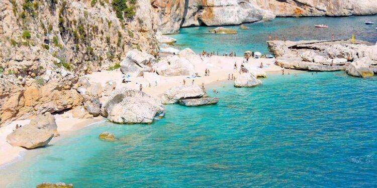 Sito greco usa foto di Cala Mariolu e la spaccia per Corfù