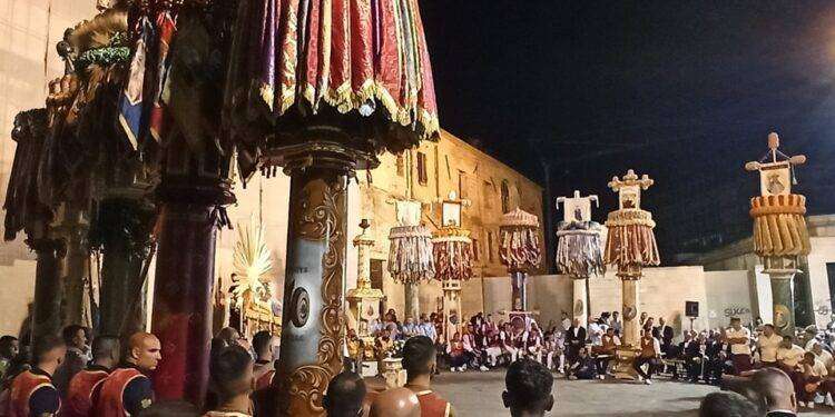 Sassari in festa per i Candelieri, in migliaia per la Faradda