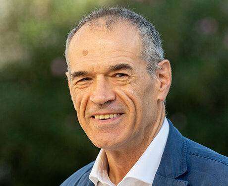 Venerdì 25 agosto, Carlo Cottarelli sarà a Porto Torres con Éntula per presentare il saggio Chimere