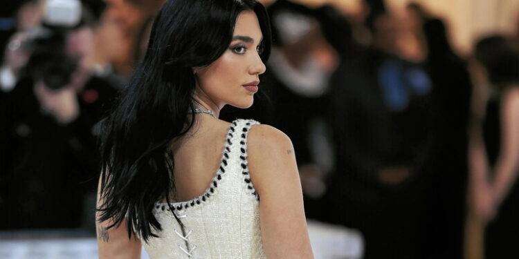 Dua Lipa accusata ancora di violare il copyright con Levitating