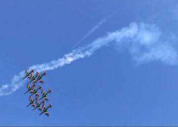 Tanti col naso all’insù per Frecce Tricolori ma anche polemiche