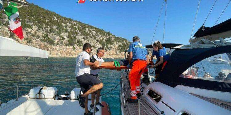 Cade sulle scale in barca a vela, grave diportista torinese