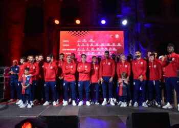 Sassari, la città abbraccia la sua squadra: forza Torres e “Fallu Baddà”