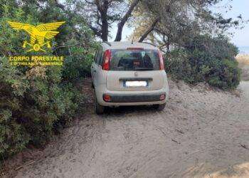 Parcheggia auto sulle dune a Tortolì, turista bolognese multato