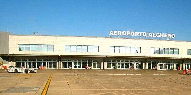 Alghero, protesta di un turista: “In aeroporto migliaia di persone buttate per terra perchè mancano le sedie”