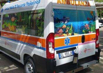 Neonato lasciato accanto a cassonetto