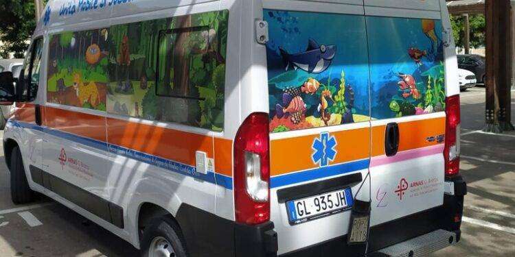 Neonato lasciato accanto a cassonetto