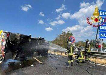 Autocisterna si ribalta sulla 131, strada chiusa e un ferito