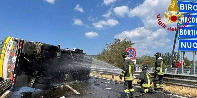 Autocisterna si ribalta sulla 131, strada chiusa e un ferito
