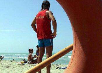 Si assentano dalla postazione di salvataggio, multati 3 bagnini