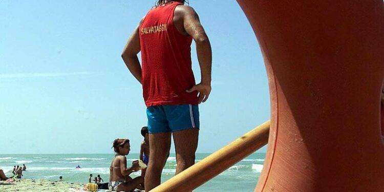 Si assentano dalla postazione di salvataggio, multati 3 bagnini