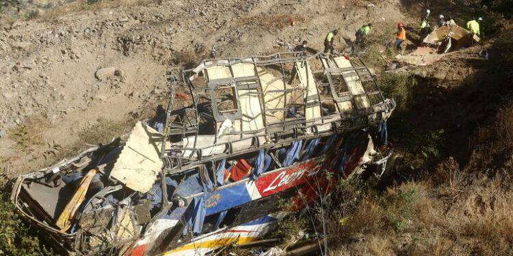 Perù, bus cade in una scarpata: almeno 13 morti e 5 feriti