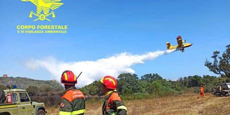 Incendio vicino all’aeroporto di Olbia, scalo chiuso