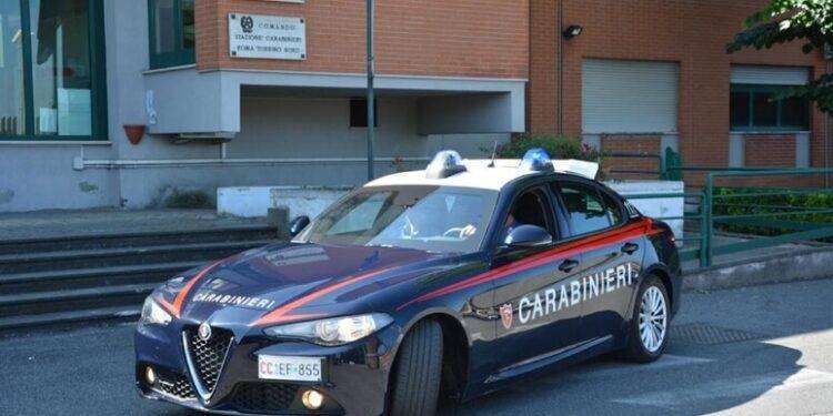 Trovato nel bagagliaio di un’auto il cadavere di una donna