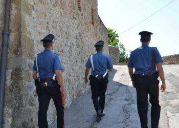 Minaccia e aggredisce i familiari, 34enne arrestato