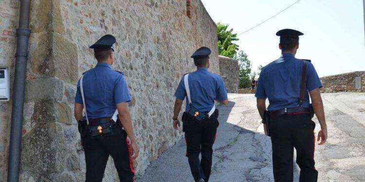 Minaccia e aggredisce i familiari, 34enne arrestato