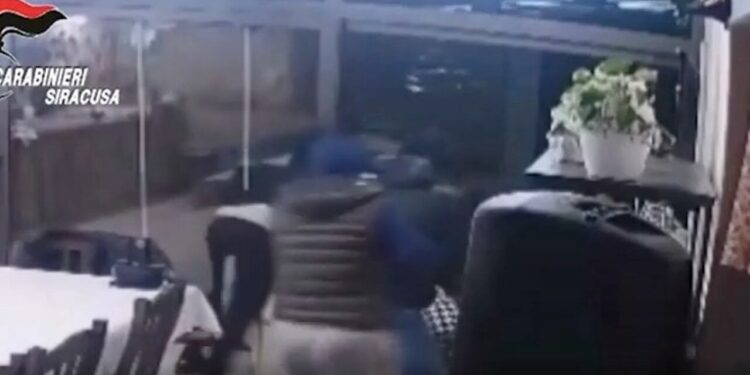 Arancia meccanica in una villa di Siracusa, arrestati tre catanesi