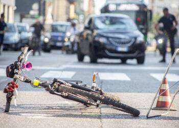 Ciclista travolta e uccisa da un camion in centro