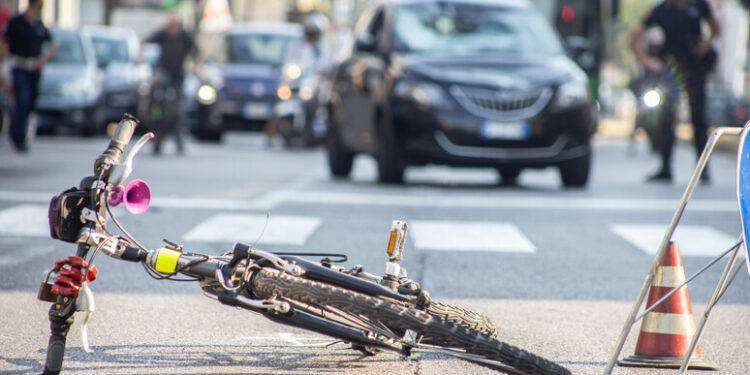 Ciclista travolta e uccisa da un camion in centro