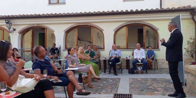 La mostra itinerante “Cin Cin Cannonau” sbarca a Villasimius