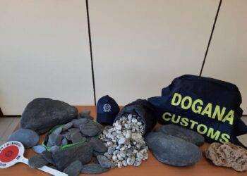 Spiagge depredate, francese sorpreso con 41kg di ciottoli