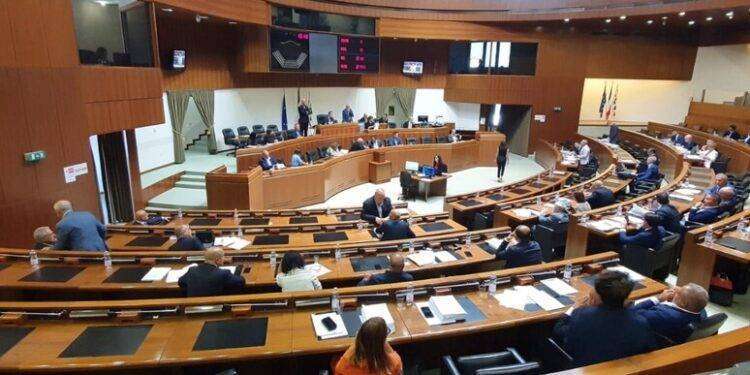 Fasolino, “tempi lunghi del Collegato colpa della maggioranza”: è caos nel centro destra