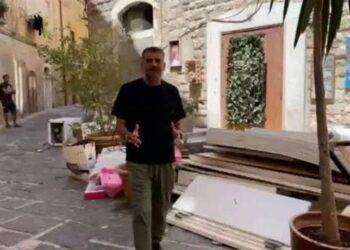 Scempio dei rifiuti nelle strade di Bari, il sindaco Decaro furioso