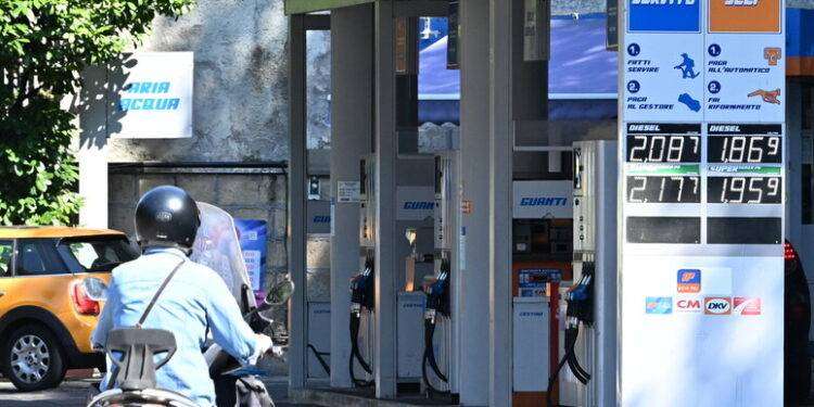 Caro benzina, denuncia del Codacons anche nelle procure sarde