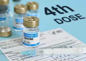 Covid, varianti su varianti e ora tutti a vaccinarvi: lo impone la scienza o le case farmaceutiche?