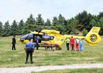 Le cade il figlio mentre lo allatta, bimbo è in coma