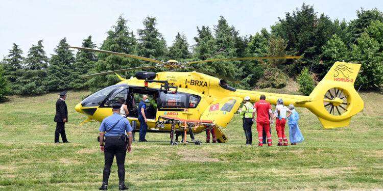 Le cade il figlio mentre lo allatta, bimbo è in coma