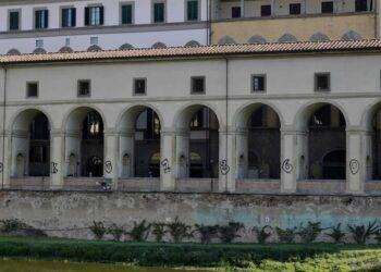 Imbrattate le colonne del Corridoio Vasariano a Firenze