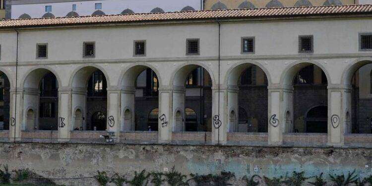 Imbrattate le colonne del Corridoio Vasariano a Firenze
