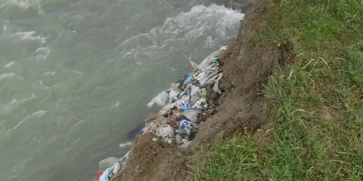 Fiume Trionto trasformato in cesso, il video denuncia