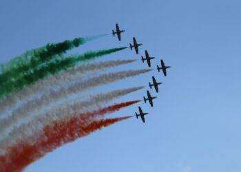 Show delle Frecce Tricolori sul cielo del Poetto il 20 agosto