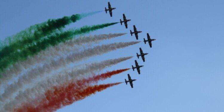Show delle Frecce Tricolori sul cielo del Poetto il 20 agosto