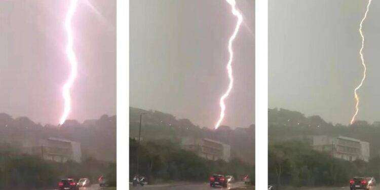 Maltempo in Sardegna, tempesta di fulmini a Bosa Marina: il video