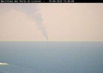 Imbarcazione in fiamme affonda a Livorno, si salvano su zattera