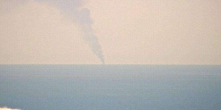 Imbarcazione in fiamme affonda a Livorno, si salvano su zattera