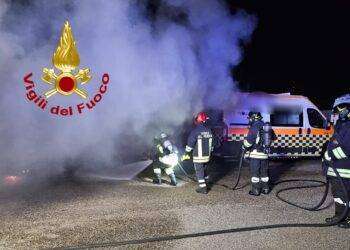 Sassari, ambulanza in fiamme: intervento dei Vigili del Fuoco