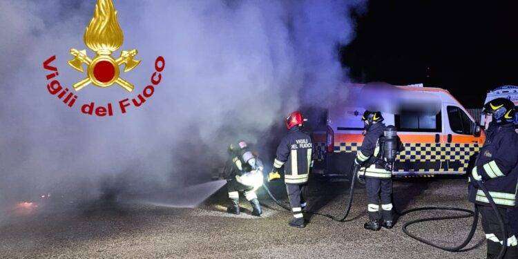 Sassari, ambulanza in fiamme: intervento dei Vigili del Fuoco