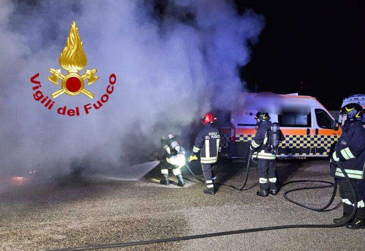 Sassari, ambulanza in fiamme: intervento dei Vigili del Fuoco