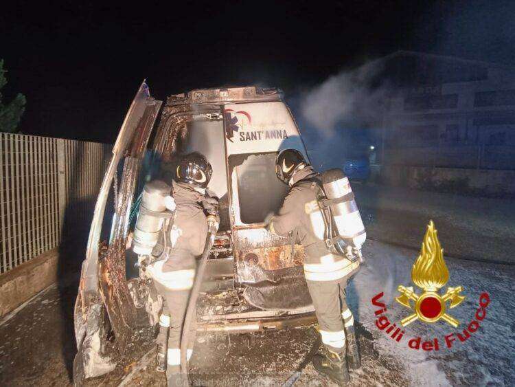 Sassari, ambulanza in fiamme: intervento dei Vigili del Fuoco