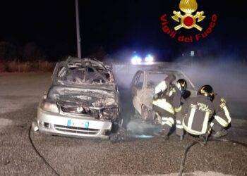 Trovate in fiamme due auto rubate: indagini in corso a Lula