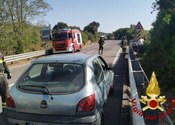 Con l’auto finisce fuori strada e si ribalta: due bambini gravemente feriti