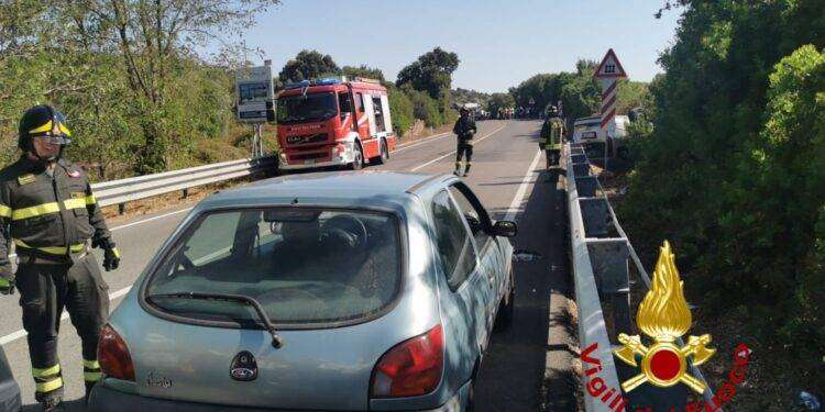 Con l’auto finisce fuori strada e si ribalta: due bambini gravemente feriti