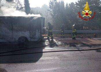 Furgone in fiamme a Osini, paura per il conducente