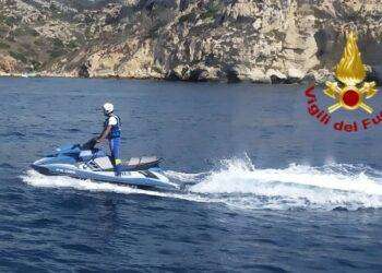 Paura in mare, gommone prende fuoco