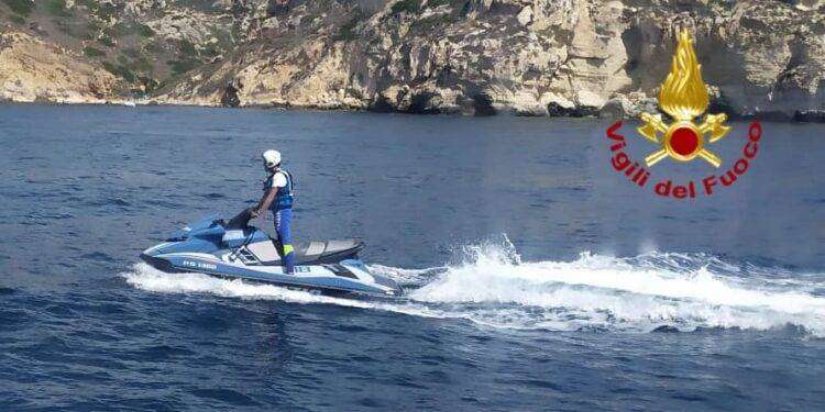 Paura in mare, gommone prende fuoco